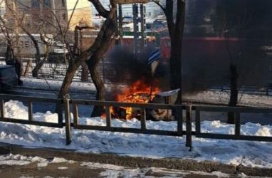 Во Владивостоке из-за полыхающей машины перекрывали целую улицу