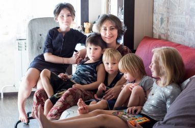 Многодетной женщине с приёмными детьми из Владивостока люди со всей страны помогли купить квартиру