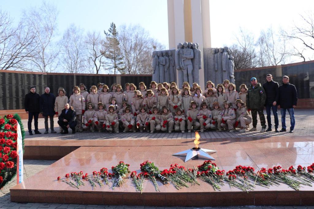 В Приморье развернули масштабную копию Знамени Победы — фото