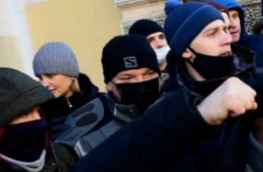 Троих участников уличной акции 31 января во Владивостоке объявили в розыск