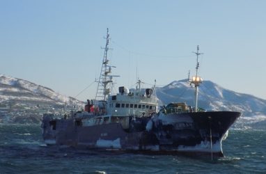 Аварийное рыболовное судно из Владивостока отбуксировали в Петропавловск-Камчатский