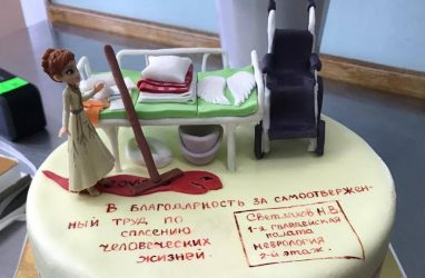 «До слёз»: в Приморье медработникам из «красной зоны» подарили торты с их именами