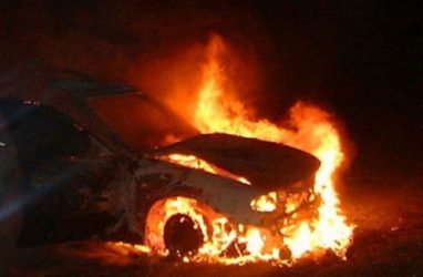 Сразу три машины сгорели в посёлке Парис на острове Русский