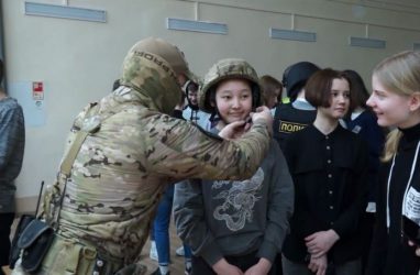 Дети в восторге: спецназовцы отряда «Гром» проводят «Уроки мужества» для школьников в Приморье — фото