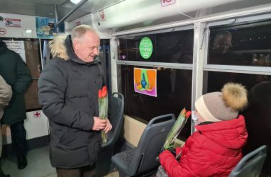Глава Владивостока поздравил женщин с 8 Марта в трамвае