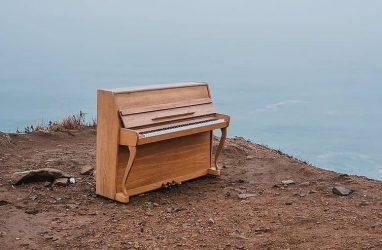 На острове Русский заменили пианино, атакованное вандалами