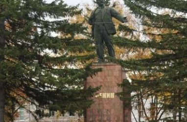 Свастикой осквернили памятник Ленину в Приморском крае