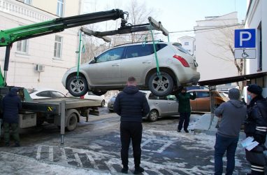 В Хабаровске эвакуировали машины, припаркованные на местах для инвалидов
