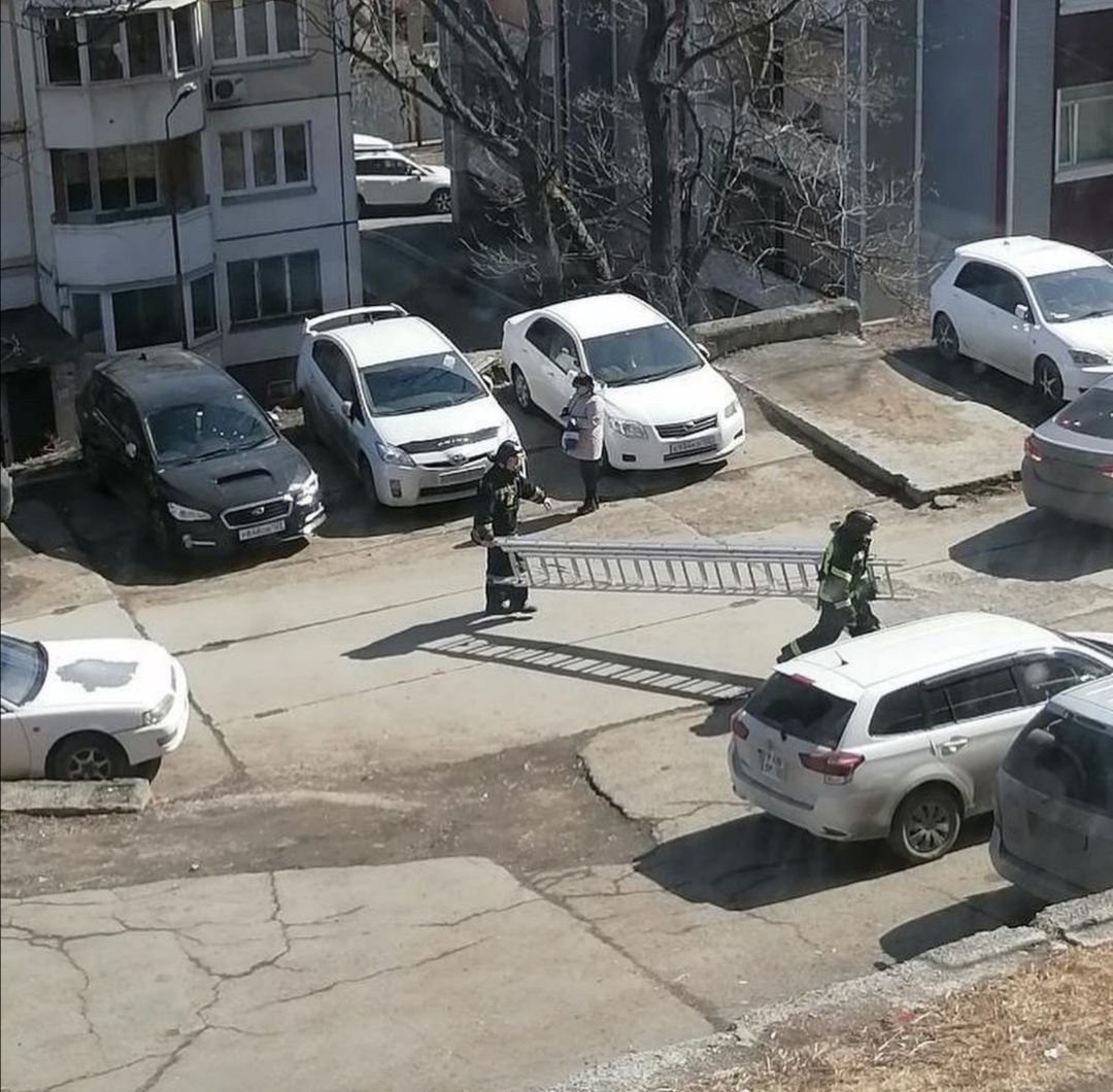«Невозможно подъехать!»: огнеборцам во Владивостоке пришлось нести лестницу к месту пожара