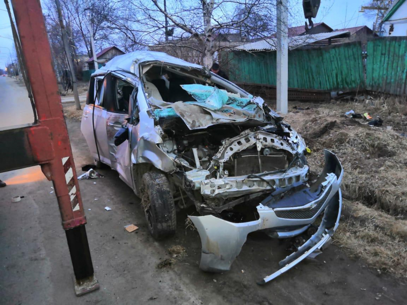 Машина всмятку: 30-летний водитель без прав погиб в ДТП в Приморье