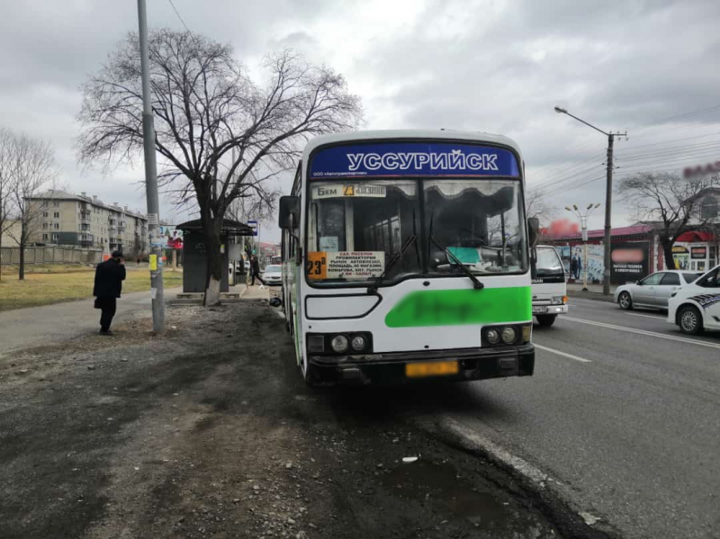 В Приморье автобус насмерть задавил женщину. Полиция ищет очевидцев