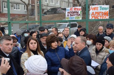«Мы хотим жить в благоприятной среде»: главу Владивостока призывают защитить от застройки зелёную зону на Каспийской
