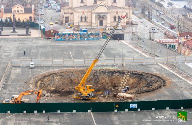 На центральной площади Владивостока вырыли огромную яму под фонтан — фото