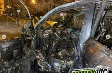 Во Владивостоке «крузак» «влетел» в автобус и сгорел — фото