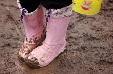 «Ноги до колен грязные»: во Владивостоке школьники вынуждены ходить за знаниями по бездорожью