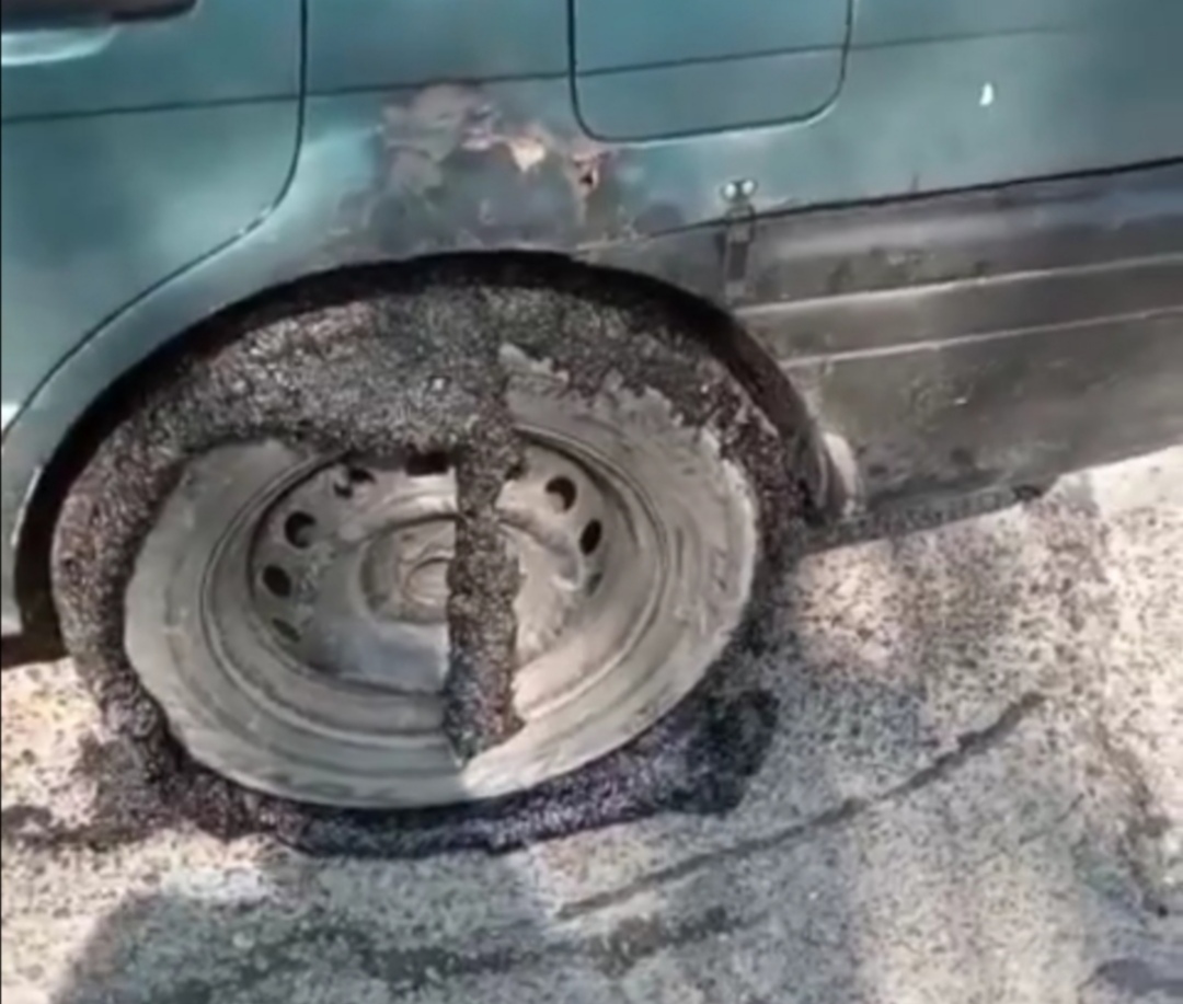 «Просто жесть какая-то!»: в Приморье машины влипают в асфальт — видео