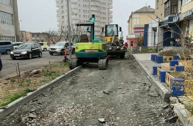 «Зачем?»: во Владивостоке разрушили «свежие» асфальт и бордюры, чтобы уложить новые