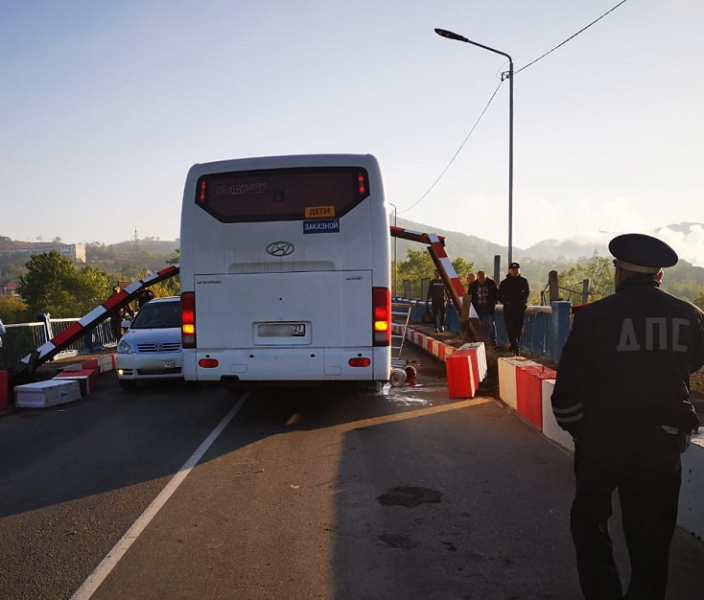 В Приморье водитель автобуса снёс габаритные ворота, проигнорировав знак