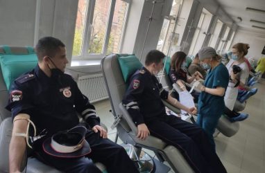 Госавтоинспекторы Владивостока сдали кровь для пострадавших в ДТП
