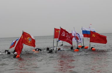 Во Владивостоке провели массовый заплыв с флагами СССР, России и Знаменем Победы