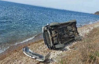Автомобиль чуть не завалился в Японское море, съехав с косогора