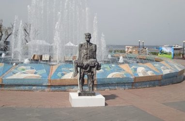 Во Владивостоке копию одного из самых шокирующих памятников о войне разместили рядом с ларьками