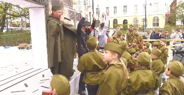 В центре Владивостока проводят игру, в которой «вооружённым» детям нужно поймать последнего «врага»