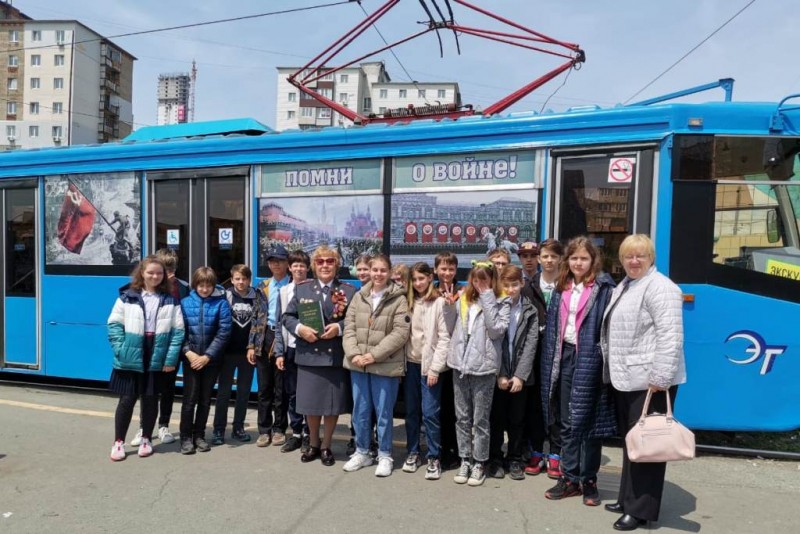 Школьников Владивостока увезли в прошлое на «Трамвае Победы»