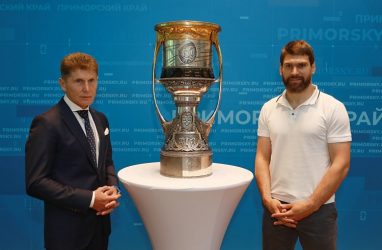 В Приморье привезли хоккейный Кубок Гагарина — фото