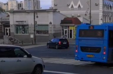 «Голову напекло»: в центре Владивостока водитель опасно поехал по «встречке»