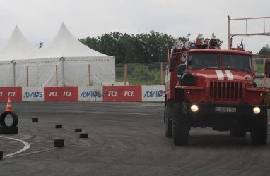 В Приморье впервые провели соревнования по скоростному маневрированию на пожарных авто