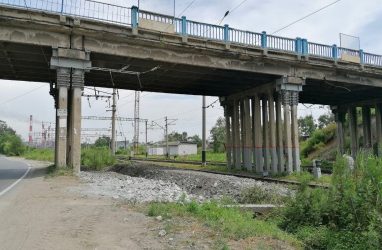 «Никакого контроля нет»: огромные фуры колесят по аварийному мосту в Приморье