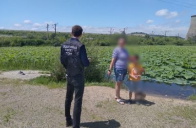 Малолетний ребёнок купался без присмотра в озере лотосов в Приморье