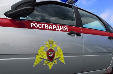 Во Владивостоке мужчина в чёрно-жёлтой куртке привлёк внимание Росгвардии и полиции