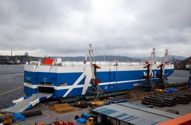 В порт Владивосток зашёл новейший 200-метровый ролкер