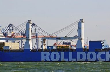Необычное судно под флагом Нидерландов заметили у берегов Владивостока