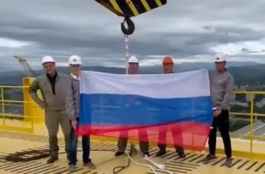 Российский триоколор водрузили на огромном кране верфи «Звезда»