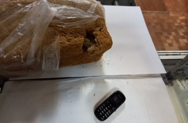 Мобильный телефон в булке хлеба попытались передать в СИЗО в Приморье