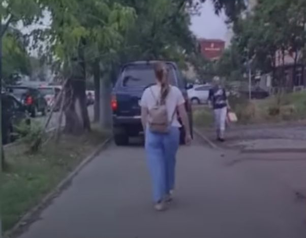 Водитель «Крузака» во Владивостоке объяснил, почему объехал пробку по тротуару