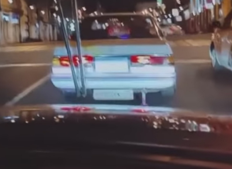 Пятиметровая выхлопная труба шокировала автомобилистов во Владивостоке — видео