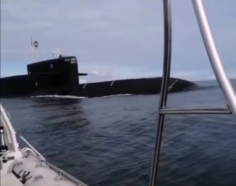 Внезапное появление подводной лодки взбодрило рыбаков на Камчатке — видео