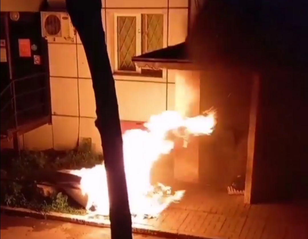 Полыхающий матрас под окнами жилого дома тушили жильцы во Владивостоке — видео