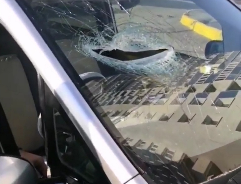«А если бы в голову?!»: кусок плитки от новостройки пробил лобовое стекло машины во Владивостоке