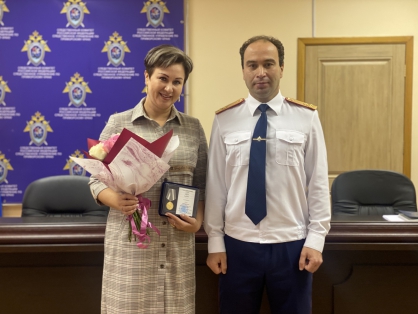 Во Владивостоке врачу вручили медаль в Следственном комитете