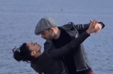 Танго на фоне моря: видео, записанное в Приморье, собирает тысячи просмотров