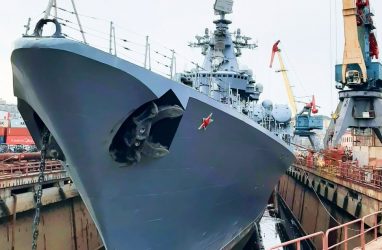 Ракетный крейсер «Варяг» встал на ремонт во Владивостоке
