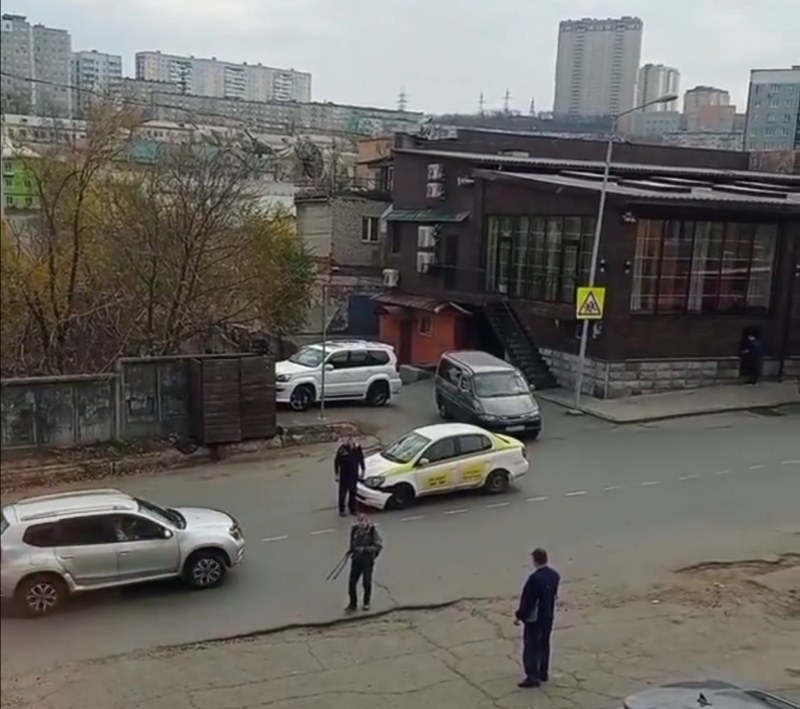 «Пролетел несколько метров»: таксист сбил мужчину во Владивостоке и уехал — очевидец