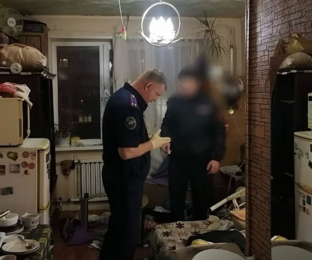 Мужчина под наркотиками пришёл в квартиру во Владивостоке и начал всех бить ножом