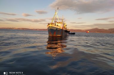 Во Владивосток отбуксировали аварийный траулер «Северный океан»
