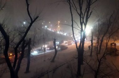В жутких пробках стоят автомобилисты в заснеженном Владивостоке